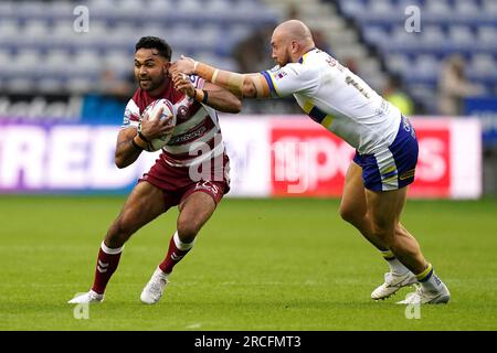 Bevan French der Wigan Warriors (links) versucht, während des Spiels der Betfred Super League im DW Stadium, Wigan, an Warrington Wolves' Gil Dudson vorbeizukommen. Bilddatum: Freitag, 14. Juli 2023. Stockfoto