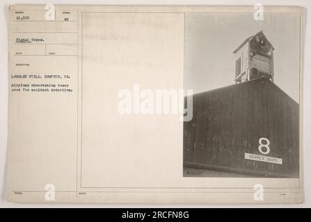 In diesem Bild nimmt ein Signalkorps-Fotograf ein Bild eines Flugzeugbeobachtungsturms auf, der während des Ersten Weltkriegs in Langley Field in Hampton, VA, zu sehen war. Der Turm wurde zur Unfallerkennung verwendet. Die Nummer des Fotos ist 111-SC-19605, und es wurde vom Signal Corps des US-Militärs herausgegeben. Stockfoto