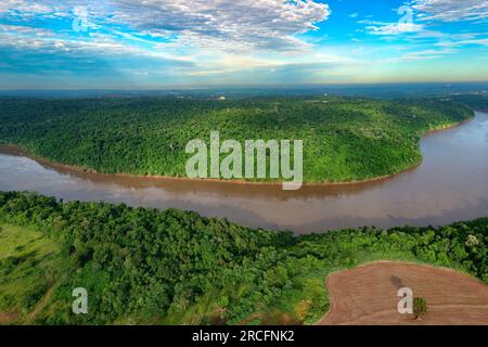 Luftaufnahme des Flusses Iguazu an der dreifachen Grenze von Brasilien, Argentinien und Paraguay. Stockfoto