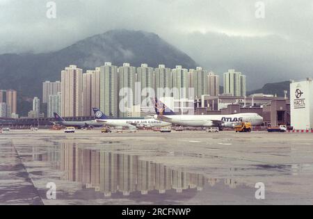 Ein Flugzeug, der alte Hongkong Flughafen Kai Tak in der Stadt Hongkong in Hongkong. China, Hongkong, Mai 1997 Stockfoto