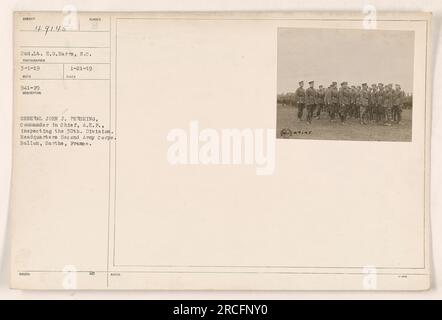 Titel: General John J. Pershing, Oberbefehlshaber der A.E.F., inspiziert die 30. Division im Hauptquartier des Zweiten Armeekorps in Ballon, Sarthe, Frankreich. Das Foto wurde am 1. März 1919 von 2. Lieutenant E.O. aufgenommen Harrs, S.C. Die Beschreibung wurde am 21. Januar 1919 mit der zugewiesenen Nummer 149145 herausgegeben. Stockfoto