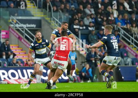 Leeds, Großbritannien. 14. Juli 2023 Betfred Super League Runde 19: Leeds Rhinos gegen Hull KR. Ryan Hall, Hull KR nimmt die Rhinos-Leitung. Kredit Paul Whitehurst/Alamy Live News Stockfoto