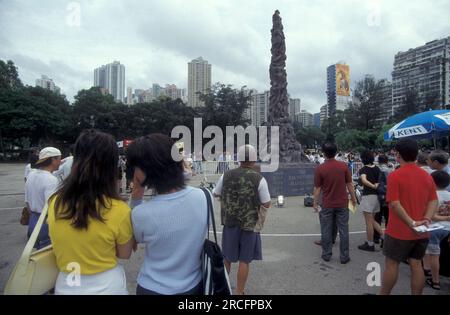 Das Denkmal von Artitst Jens Galschiot aus Danmark, mit dem Namen, Säule der Schande, auf einem marsch der Demokratie in China vor der Übergabe von Hongkok Stockfoto