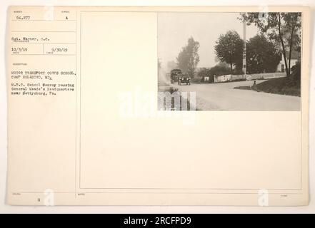 Ein Konvoi von Fahrzeugen, die der Schule des Autotransportkorps in Camp Holabird, MD, gehören, kommt am Hauptquartier von General Meade in der Nähe von Gettysburg, PA, vorbei. Das Foto wurde von Sergeant Warner am 3. Oktober 1919 aufgenommen. Stockfoto