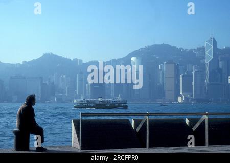 Die Sternfähre im Victoria-Hafen vor der Skyline von Zentral-Hongkong vom Aussichtspunkt Kowloon in der Stadt Hongkong in Hongkong. Stockfoto