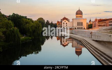 Neolog Synagoge Sion im Spiegel des Flusses Crisul Repede, Oradaea, Kreis Bihor, Rumänien Stockfoto