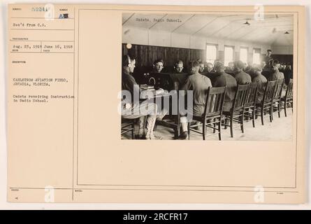 Kadetten am Carlstrom Aviation Field in Arcadia, Florida, die im Ersten Weltkrieg in der Radio School unterrichtet wurden Dieses Foto wurde am 16. Juni 1918 aufgenommen und am 23. August 1918 vom befehlshabenden Offizier erhalten. Stockfoto