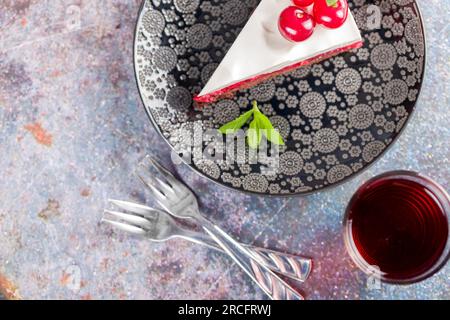 Kirschkuchen. Kalter Käsekuchen mit Kirschgelee, dekoriert mit frischen Kirschen. Draufsicht Stockfoto