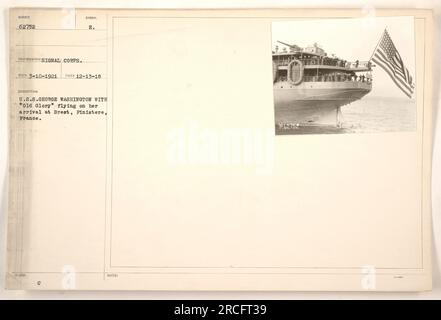 Die U.S.S. George Washington kommt im Ersten Weltkrieg in Brest, Finistere, Frankreich an. Die amerikanische Flagge, auch bekannt als „Old Glory“, ist als Symbol der Ankunft des Schiffs gut sichtbar angebracht. Das Foto wurde am 13. Dezember 1918 aufgenommen. Stockfoto