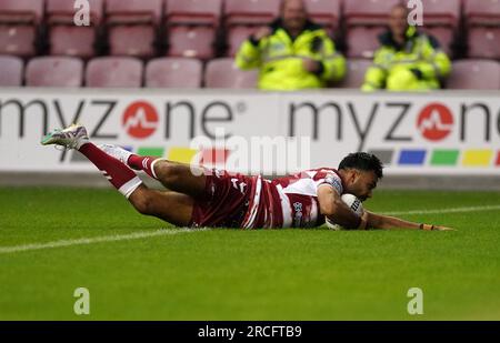 Bevan French von Wigan Warriors gewinnt beim Spiel der Betfred Super League im DW Stadium in Wigan den zweiten Versuch seiner Seite. Bilddatum: Freitag, 14. Juli 2023. Stockfoto