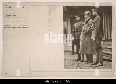 Der amerikanische Botschafter in Russland, David R. Francis, besucht während des Ersten Weltkriegs amerikanische Truppen. Dieses Foto wurde von einem offiziellen Fotografen des Signalkorps aufgenommen und zeigt den Botschafter, der sich mit Soldaten auf dem Feld beschäftigt. Das Bild ist Teil einer größeren Sammlung, in der amerikanische Militäraktionen während des Krieges gezeigt werden. Stockfoto