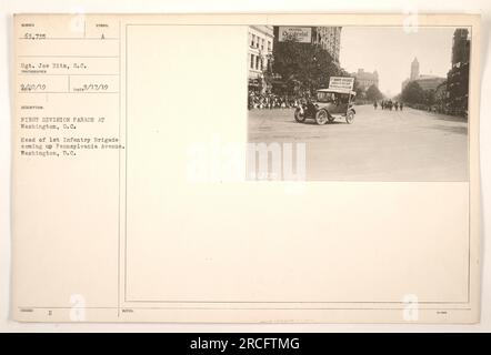 Soldaten der First Division in Washington, D.C. während einer Parade. Der Leiter der ersten Infanteriebrigade marschiert die Pennsylvania Avenue hinauf. Das Foto wurde von Sergeant Joe Hits gemacht. Es hat die Nummer 2630/19 und wurde am 17. September 1919 ausgestellt. Stockfoto