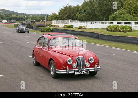 Jaguar Mk2 3,8 (1966), mit Jaguar XK140 Coupé (1955) hinten, Mike Hawthorn Track Day, Goodwood, Sussex, England, Großbritannien, Großbritannien, Europa Stockfoto