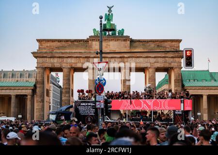 Berlin, Berlin/Deutschland - Juli 08,2023: Rave the Planet Parade in Berlin. Rave the Planet ist ein Festival für elektronische Tanzmusik und Technoparade. Stockfoto