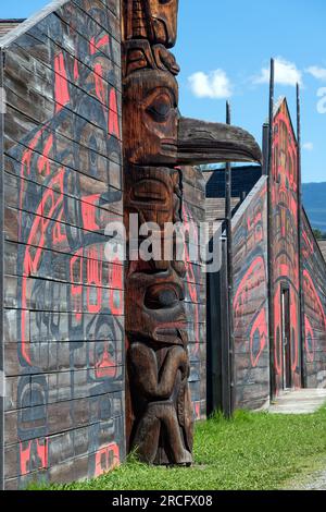 Traditionelle lange Häuser und Totempfähle der Gitxsan First Nations, Ksan historisches Dorf, Old Hazelton, Kanada. Stockfoto