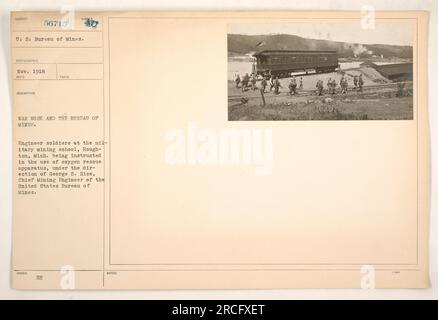 Ingenieursoldaten an der Military Mining School in Houghton, Michigan, werden im Umgang mit Sauerstoffrettungsgeräten ausgebildet. Die Schulung wird unter der Leitung von George S. Rice, Chief Mining Engineer des United States Bureau of Mines, durchgeführt. Das Foto wurde im November 1918 aufgenommen. Stockfoto