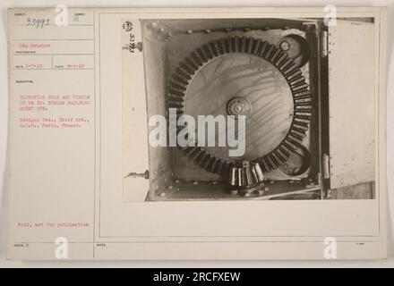 Dieses Foto wurde am 1. September 1918 aufgenommen und zeigt das Höhengetriebe und das Ritzel einer 28 cm langen deutschen Schienenpistole. Er wurde von LT. Drucker, einem Fotografen im Ersten Weltkrieg, aufgenommen. Das Foto wurde in Paris aufgenommen und gehört zur Designabteilung, Oberkommandant, A.E.F. Sie wird nicht veröffentlicht. Stockfoto