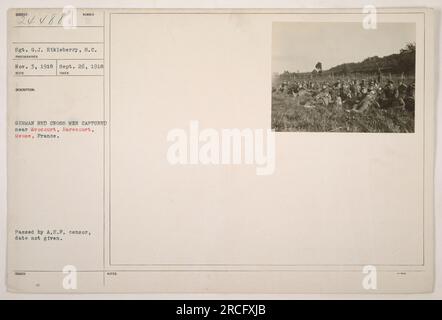 Bild von Sergeant G.J. Eikleberry, aufgenommen am 26. September 1918. Das Foto zeigt ein Mitglied des Deutschen Roten Kreuzes, das während des Ersten Weltkriegs in der Nähe von Avocourt, Rarecourt, Maas, Frankreich festgenommen wird Das Foto wurde vom A.E.P. Zensor genehmigt, das genaue Datum der Genehmigung ist jedoch nicht bekannt. Stockfoto