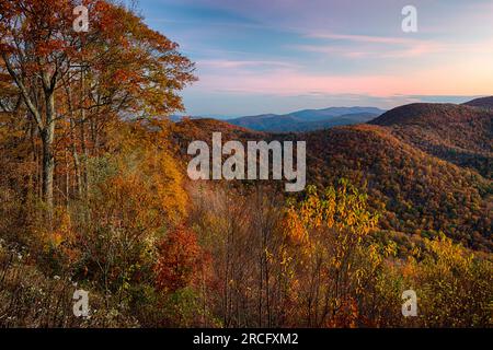 Herbstvormittag im Shenandoah-Nationalpark, Virginia, USA Stockfoto