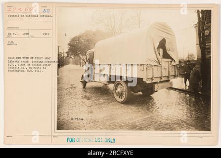 Rückansicht des ersten Army Liberty Lkws, der vom Werk der Seldon Motor Vehicle Co. In Rochester, New York, auf dem Weg nach Washington, D.C. abfährt Das Foto wurde 1917 aufgenommen. Dieses Bild ist Subjekt 29266 in der Sammlung und wurde von mir r. 1918 aufgenommen. Stockfoto