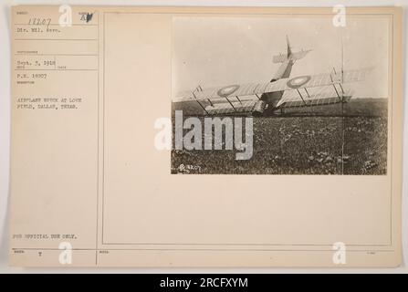 Dieses Foto wurde am 3. September 1918 aufgenommen und zeigt ein Flugzeugwrack im Love Field in Dallas, Texas. Das Bild ist Teil der Sammlung amerikanischer Militäraktionen während des Ersten Weltkriegs. Dieses Foto trägt die Bezeichnung 111-SC-18207 unter Subjekt Nummer 182,07 und wurde vom Direktor der Militärluftfahrt aufgenommen. Es ist nur für den offiziellen Gebrauch klassifiziert und enthält die Anmerkung "nimmt Nummer A", was möglicherweise impliziert, dass es Teil einer Serie ist. Stockfoto