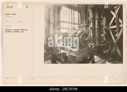 Das Bild zeigt Soldaten mit Gasmasken und Schutzanzügen während einer Übung im Chemical Warfare Service in Edgewood Arsenal, Maryland. Stockfoto