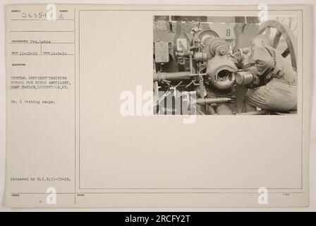 Ein Fotograf aus Camp Taylor fotografiert ein Bild der Central Officers' Training School for Field Artillery in Louisville, KY. Das Foto wurde am 5. November 1919 aufgenommen. Das Foto zeigt den Einstellbereich Nr. 1 in der Ausbildungsschule. Hinweis: Dieses Bild wurde am 23. November 1918 vom M.I.B. veröffentlicht. Stockfoto