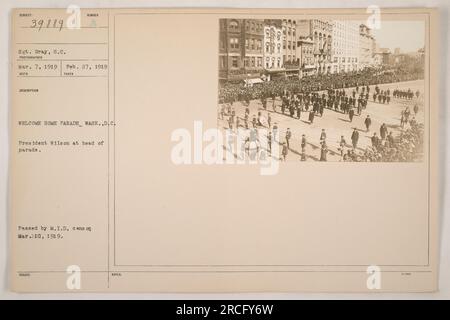 Präsident Wilson leitet eine Willkommensparade in Washington, D.C. am 7. März 1919. Die Parade wurde von Sergeant Gray besucht und am 27. Februar 1919 von einem Fotografen aufgenommen. Das Foto wurde später am 0 mit der Nummer 55737 F SE OAS herausgegeben. Stockfoto