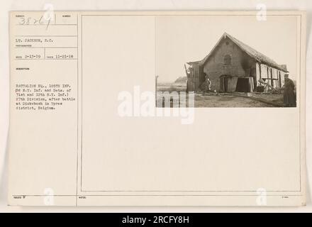 Soldaten des Sunder Battalion HQ, 105. Infanterie der 27. Division, zusammen mit Soldaten der 2. New York Infanterie, 71. NY Infanterie und 12. NY Infanterie, ruhen sich nach der Schlacht in Dickebush im Ypern-Bezirk, Belgien aus. Aufgenommen am 21. November 1918 von LT. Jackson. Stockfoto