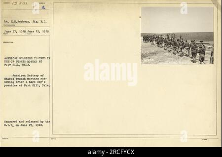 Amerikanische Soldaten, die in Fort Sill, Oklahoma, im Umgang mit Stokes-Mörtel ausgebildet wurden. Das Foto zeigt eine amerikanische Batterie von Stokes-Graben-Mörsern, die nach einem Trainingstag zurückkehren. Herausgegeben von der Abteilung militärischer Nachrichtendienst am 27. Juni 1918. Stockfoto