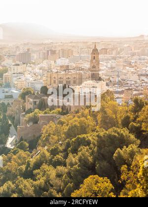 Fantastischer Panoramablick aus der Vogelperspektive auf das historische Zentrum von Malaga, die Coste del Sol, Andalusien, Spanien. Stockfoto