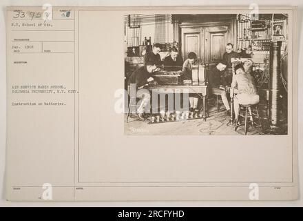 Im Januar 1918 erhielten amerikanische Soldaten an der Air Service Radio School der Columbia University, NYC, Unterricht in Batterie. Dieses Foto mit der Nummer 111-SC-33957 wurde von einem Fotografen der N.Y. Die Schule von 'cin. Stockfoto