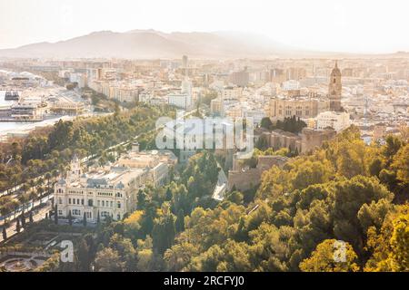 Fantastischer Panoramablick aus der Vogelperspektive auf das historische Zentrum von Malaga, die Coste del Sol, Andalusien, Spanien. Stockfoto