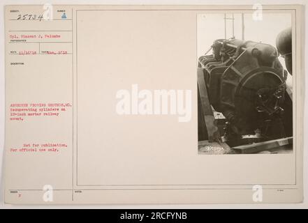 CPL. Vincent J. Palumbo, die Zylinder auf einer 12-Zoll-Mörtel-Eisenbahn auf dem Aberdeen Proving Grounds, MD, im Jahr 1918 zurückholen. Dieses Foto ist nicht für die Veröffentlichung und nur für den offiziellen Gebrauch bestimmt. Das Bild wurde am 16. November 1918 aufgenommen. Stockfoto