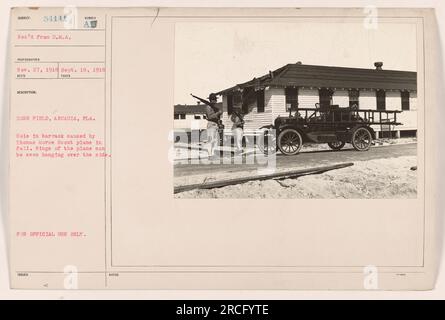 Loch in der Baracke im Dorr Field, Arcadia, Florida, verursacht durch ein Thomas Morse Scout Flugzeug während des Herbstes. Die Flügel des Flugzeugs sind sichtbar und hängen seitlich. Datum: 18. September 1918. Das Foto wurde von der D.M.A. empfangen Fotograf am 27. November 1918. Nur zur amtlichen Verwendung. Stockfoto