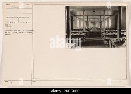 Soldaten im Basiskrankenhaus Nr. 27 in Angers, Frankreich, versammeln sich im Patientenkasino. Das Foto wurde am 10. Januar 1919 von Corporal W. H. Eels aufgenommen. Das Krankenhaus, bekannt als Basiskrankenhaus Nr. 27, war Teil der amerikanischen Militäraktivitäten im Ersten Weltkrieg Stockfoto