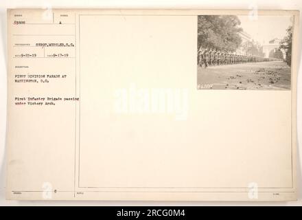 Die erste Infanteriebrigade der First Division wird während einer Parade in Washington, D.C. unter dem Victory Arch gesehen Das Foto wurde vom Fotografen Serot Mussler am 25. September 1919 aufgenommen und erhielt die Referenznummer SUNCE 53888. Es wurde offiziell herausgegeben und am 17. September 1919 notiert. Stockfoto