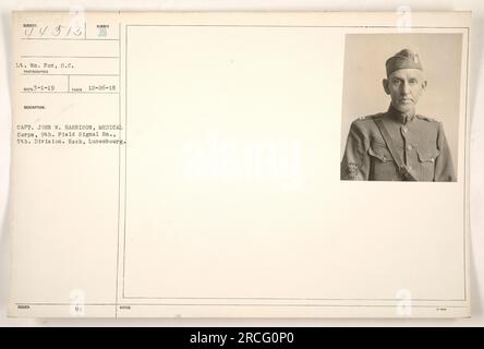 Captain John W. Harrison, Mitglied des Medical Corps, 9. Field Signal Bn., 5. Division, ist auf diesem Foto, das am 26. Dezember 1918 in Luxemburg aufgenommen wurde, festgehalten. Leutnant Wm. Fox, S.C., der das Foto gemacht hat, beschreibt es als offizielle militärische Aktivität während des Ersten Weltkriegs. Stockfoto