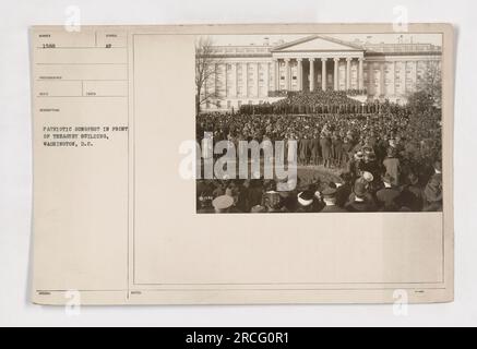 Soldaten und Zivilisten versammeln sich vor dem Treasury Building in Washington, D.C., zu einem patriotischen Songfest im Ersten Weltkrieg. Die Menge wird gesungen und zeigt patriotische Symbole zur Unterstützung des Krieges. Dieses Foto wurde als Teil der Fotoserie von 1588 herausgegeben, die amerikanische Militäraktionen dokumentiert. Stockfoto