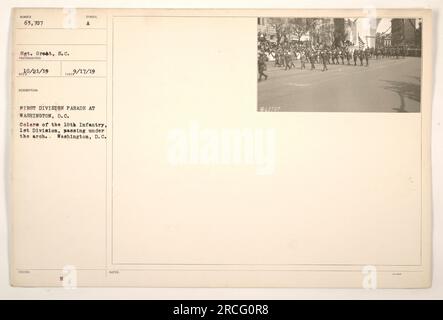 Farben der 18. Infanterie, 1. Division, unter dem Bogen während der First Division Parade in Washington, D.C. Das Foto wurde von Sergeant Great, S.C. gemacht Das Datum des Fotos ist nicht angegeben, aber die Notizen des Fotografen zeigen, dass es um den 17. Januar 1919 aufgenommen wurde. In der Beschreibung und den Notizen wird die offizielle Nummer des Fotos mit 63.707 angegeben. Stockfoto