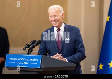 Helsinki, Finnland. 13. Juli 2023. US-Präsident Joe Biden hört auf einer gemeinsamen Pressekonferenz mit dem finnischen Präsidenten Sauli Niinisto nach dem Gipfeltreffen der US-nordischen Staats- und Regierungschefs im Präsidentenpalast am 13. Juli 2023 in Helsinki, Finnland, zu. Kredit: Adam Schultz/White House Photo/Alamy Live News Stockfoto