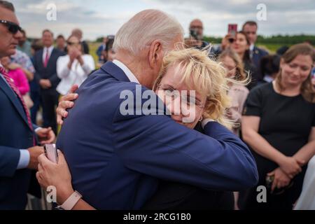 Helsinki, Finnland. 13. Juli 2023. US-Präsident Joe Biden umarmt einen finnischen Einwohner, der am 13. Juli 2023 am Helsinki International Airport in Helsinki, Finnland, versammelt war. Biden nahm am Gipfeltreffen der US-nordischen Staats- und Regierungschefs Teil und traf mit dem finnischen Präsidenten Sauli Niinisto zusammen. Kredit: Adam Schultz/White House Photo/Alamy Live News Stockfoto