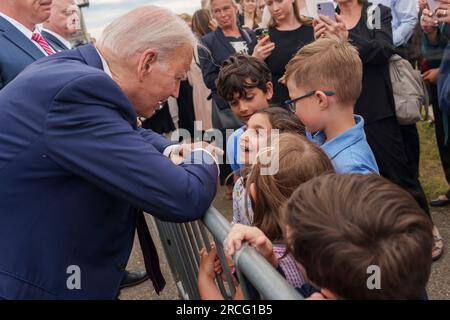 Helsinki, Finnland. 13. Juli 2023. US-Präsident Joe Biden spricht vor Kindern, die sich am 13. Juli 2023 am Helsinki International Airport in Helsinki, Finnland, versammelt haben. Biden nahm am Gipfeltreffen der US-nordischen Staats- und Regierungschefs Teil und traf mit dem finnischen Präsidenten Sauli Niinisto zusammen. Kredit: Adam Schultz/White House Photo/Alamy Live News Stockfoto