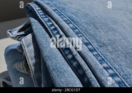 Nahaufnahme der Naht einer Jeans, die das makellose Finish der Linien zeigt.000- Ideal für Mode- und Bekleidungsprojekte. Stockfoto