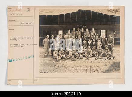 Innenminister Franklin Lane und seine Gruppe besuchen am 8. September 1917 die Aviation Experiment Station in Hampton, Virginia. Auf dem Foto mit der Bezeichnung 111-SC-3420 sind sie auf der Station zu sehen. Das Bild wurde vom HZV empfangen Fotograf NECO. Aus der Beschreibung geht hervor, dass das Foto nur für amtliche Zwecke ausgestellt wurde. Stockfoto