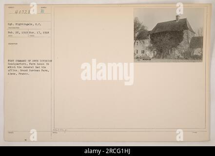 Sgt. Nightingale von der 28. Division sitzt im Hauptquartier, einem Bauernhaus, wo der General sein Büro auf der Grand Bordeau Farm, Aisne, Frankreich während des 1. Weltkriegs hatte Dieses Foto wurde am 17. November 1918 aufgenommen und am 26. Februar 1919 erhalten. Stockfoto