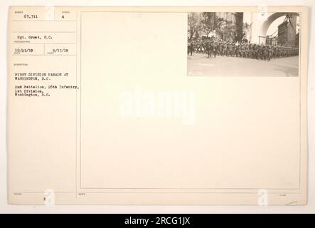 Ein Foto von einer Parade der ersten Division in Washington, D.C. am 17. Oktober 1919. Das Bild zeigt das 2. Bataillon der 26. Infanterie der 1. Division. Es wurde von Sergeant Groat aufgenommen und ist mit der Nummer 63.711 gekennzeichnet. Zusätzliche Hinweise weisen darauf hin, dass das Foto ausgestellt und als 943711 eingestuft wurde. Stockfoto