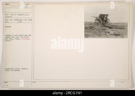 Titel: "CPL. Paul C. Bogart vom Signalkorps hat dieses Bild am 16. September 1918 in Vieville, Frankreich, aufgenommen. Es zeigt eine deutsche 77mm-Feldpistole, die im Feld aufgegeben wurde, zusammen mit ihrer Munition. Dieses Foto wurde während der Aktivitäten des 9. Hauptquartiers der Brigade im Ersten Weltkrieg aufgenommen. Stockfoto