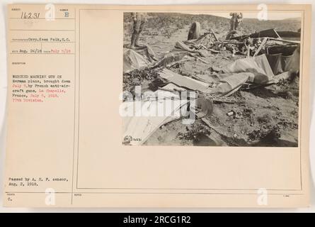 Zerstörte ein deutsches Maschinengewehr in einem abgestürzten Flugzeug, das am 5. Juli 1918 in La Chapelle, Frankreich, von französischen Flugabwehrwaffen abgeschossen wurde. Dieses Bild wurde von Corp. Aufgenommen Keen Polk von der 77. Division. Genehmigt vom A.E.F.-Zensor am 2. August 1918. Stockfoto