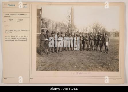 Das Bild zeigt die Johns Hopkins University R.O.T.C. Zweite Klasse in praktischer Militärtechnik mit Topographie und Skizzieren. Das Foto wurde 1918 von dem Fotografen ECE 2918 aufgenommen. Diese spezifische Tätigkeit war Thema 55143 an der Universität. Das Foto ist mit der offiziellen Nummer AU gekennzeichnet und nur zur amtlichen Verwendung bestimmt. Stockfoto